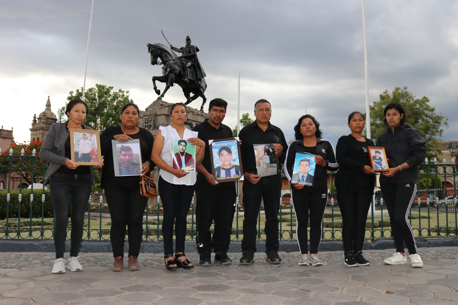Familiares de siete de las diez personas asesinas durante la masacre del 15 de diciembre del 2022, perpetrada por las Fuerzas Armadas. (FOTO: Shanna Taco)